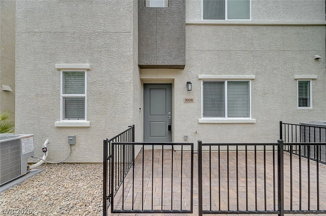 4 bed, 3.0 bath, 1576 sqft, $2,140 — Photo 2