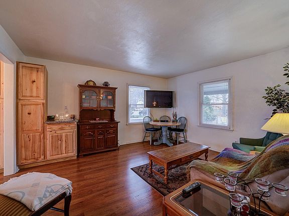 3rd image of 905 Halifax Cir