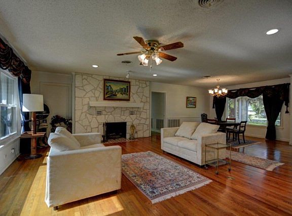 2nd image of 1070 Bluebonnet Dr