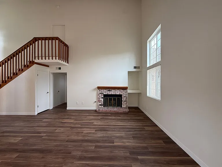 1422 Eagle Ct — Photo 5
