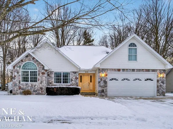 825 Joanwood Dr, Marysville, MI 48040