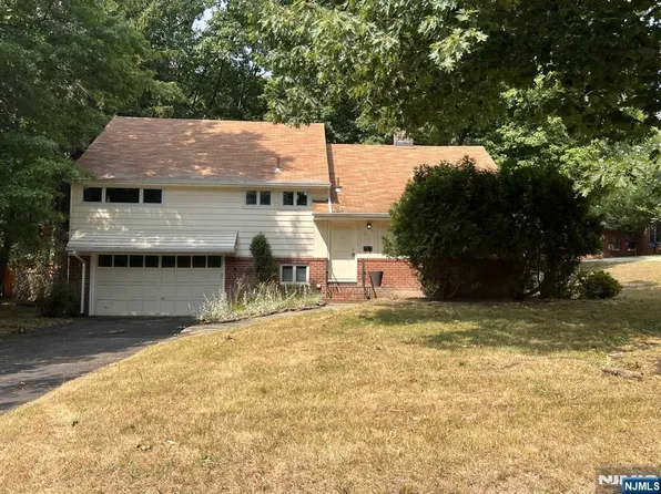 95 Downey Dr, Tenafly, NJ 07670