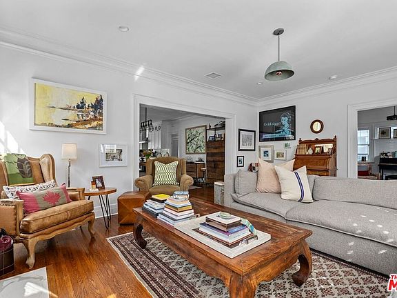 3rd image of 1117 S Manhattan Pl