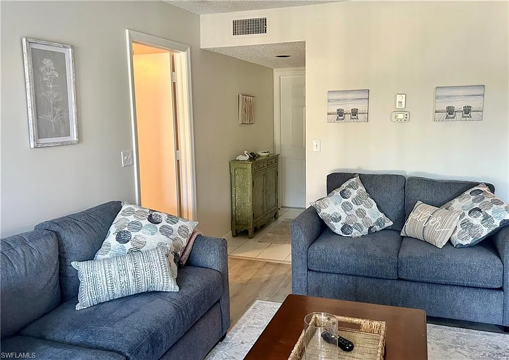 2 bed, 2.0 bath, 950 sqft, $3,500 — Photo 2