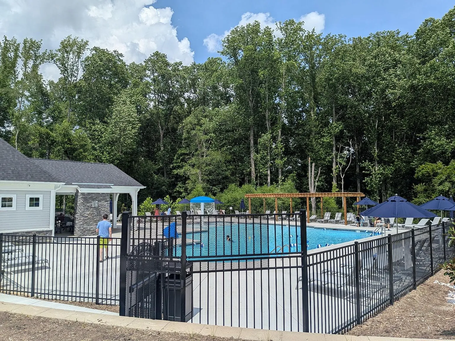 5 bed, 2715 sqft, $2,385 — Photo 2