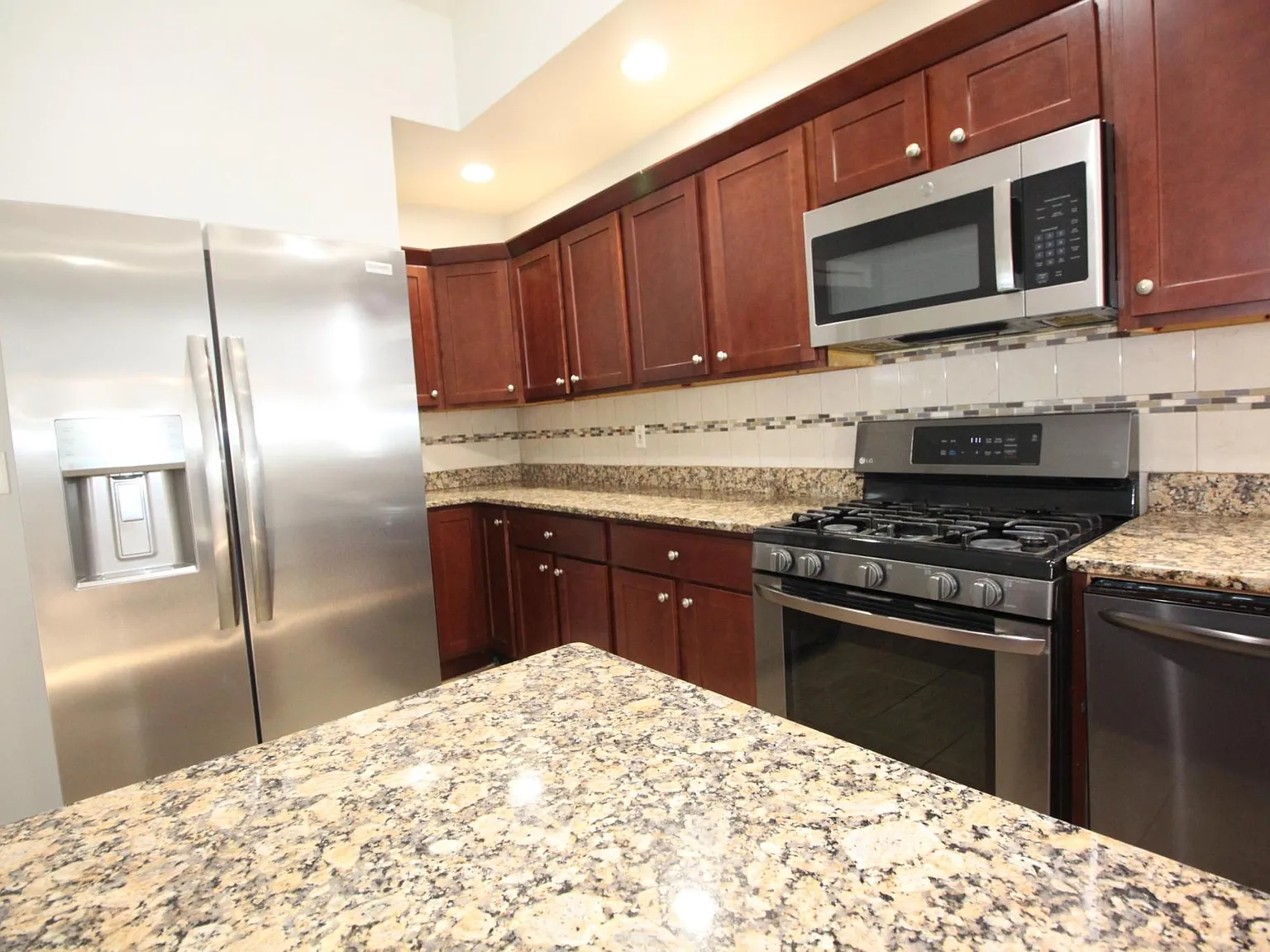2 bed, 1400 sqft, $2,500 — Photo 2