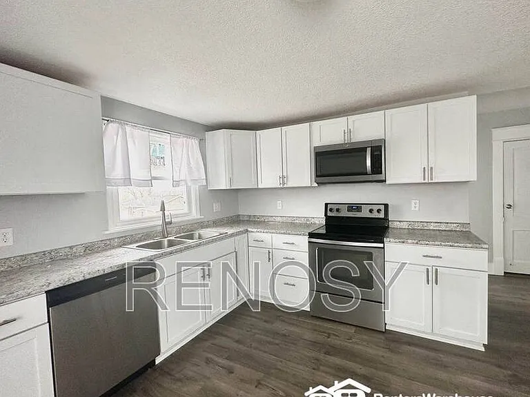 105 E 3rd Ave — Photo 6