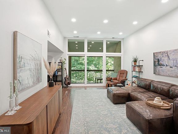 3rd image of 1663 Parkcrest Cir
