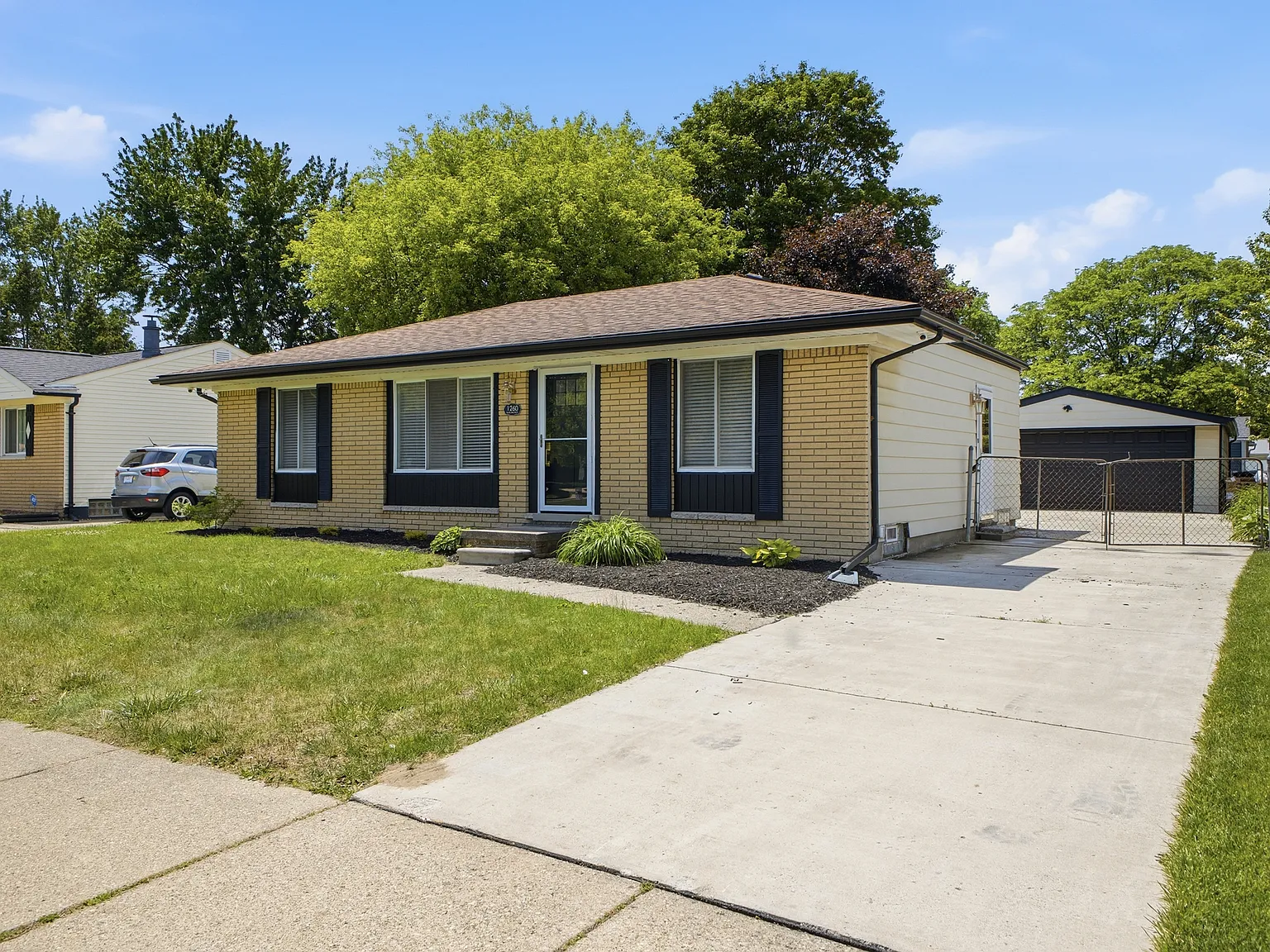 3 bed, 1.5 bath, 1008 sqft, $2,100 — Photo 2