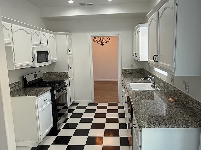 511 E 31st St — Photo 5