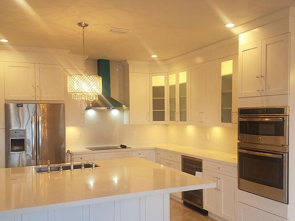 Brand new wood/quartz designer kitchen ! State of the art !