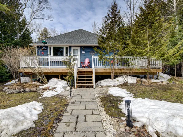 2 Maplewood Dr, Tiny, ON L0L 1P1