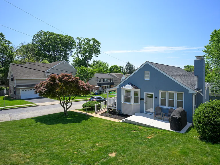 2518 Franklin Ave — Photo 2