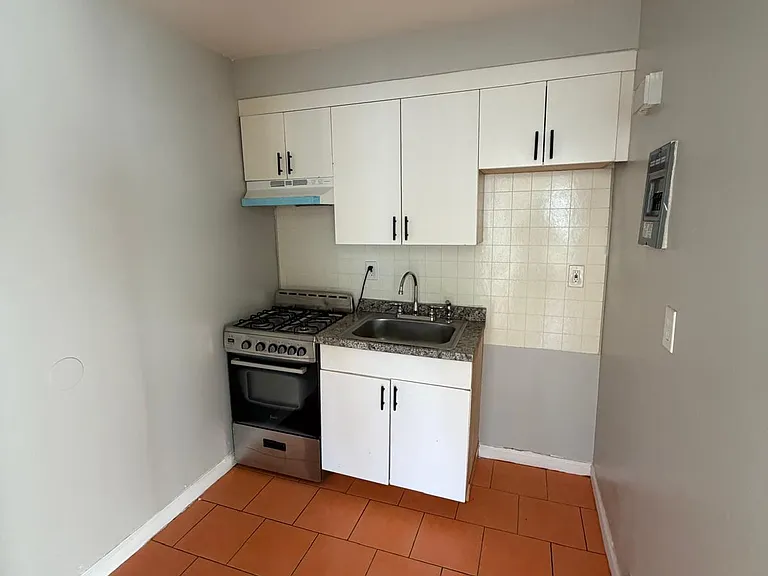 93 Wagner Pl #B2 — Photo 2