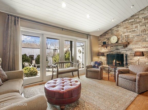 3rd image of 1375 Carol Ln