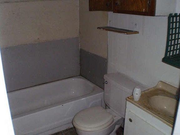 3rd image of 321 Beckham St W