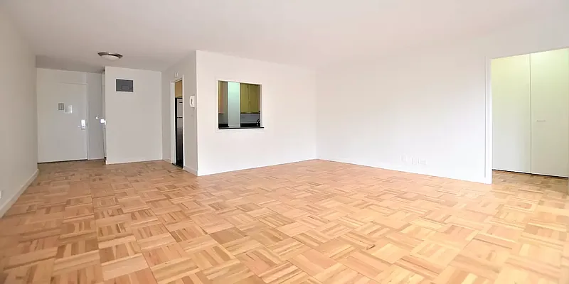 Rented by Manhattan Realty Group | media 8