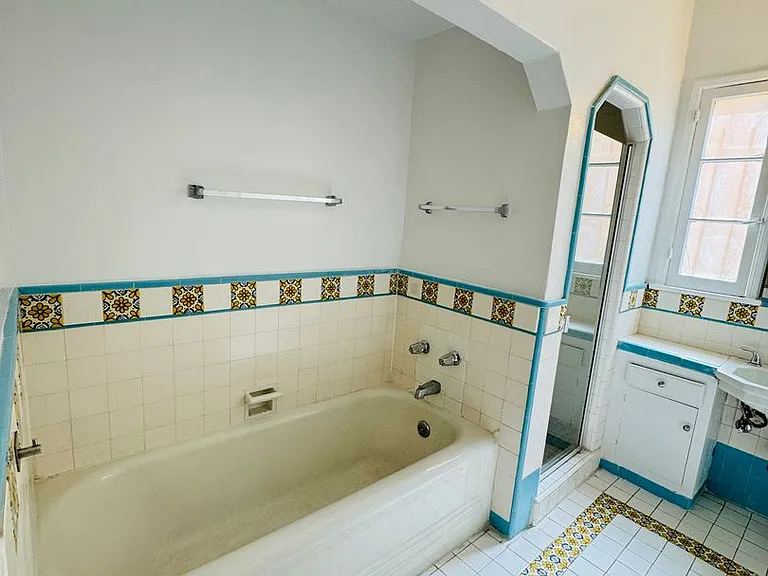 331 N Hayworth Ave — Photo 9