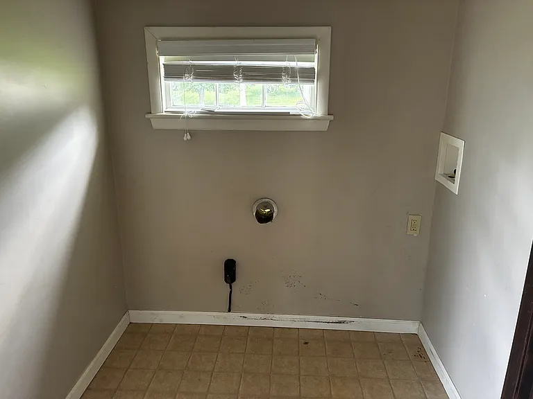 613 Lott St — Photo 9