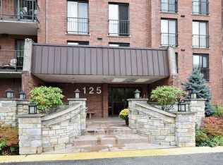 125 Acacia Cir UNIT 214, Indian Head Park, IL 60525