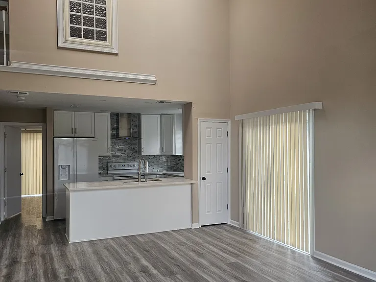 1228 Warwick Dr — Photo 5