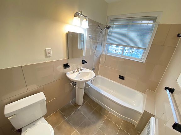 4th image of 556 Belmont St #28