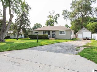8607 Nicholas St, Omaha, NE 68114