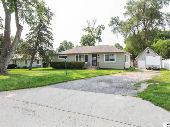 8607 Nicholas St, Omaha, NE 68114