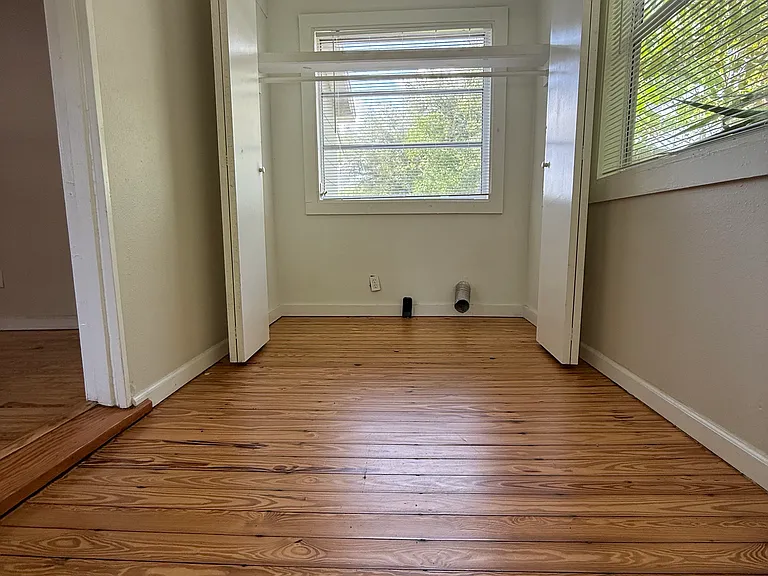 211 W Kirby St — Photo 9