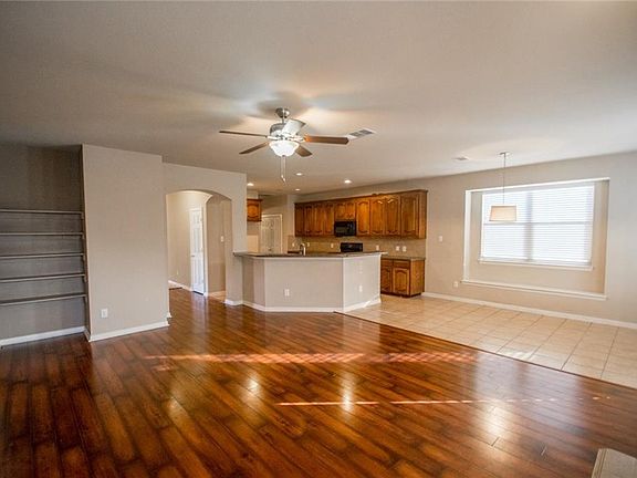 4th image of 912 Lake Hollow Dr