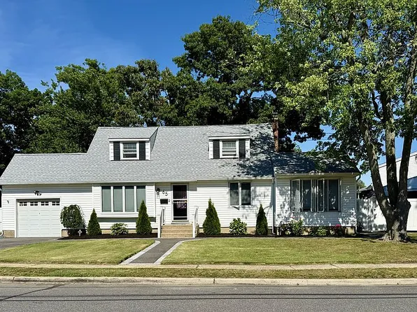 65 Westwood Rd N, Massapequa Park, NY 11762