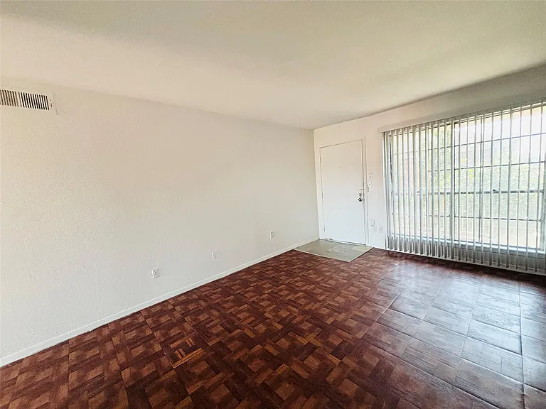 9201 Clarewood Dr #129 — Photo 3
