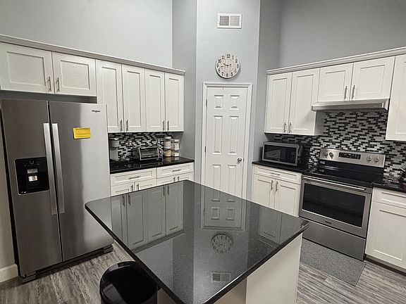 5th image of 1868 Sweet Briar Ln