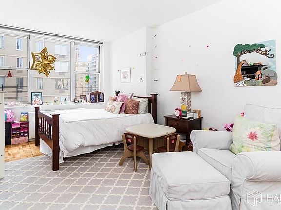 4th image of 250 E 65th St APT 13B