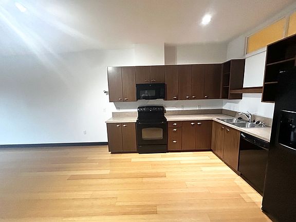 5th image of 3970 N Interstate Ave Unit 404