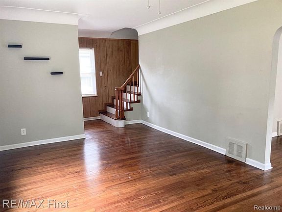 4th image of 3293 Kenwood St