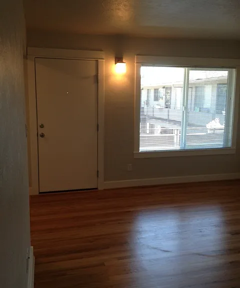 Lombardy Apartments — Photo 39
