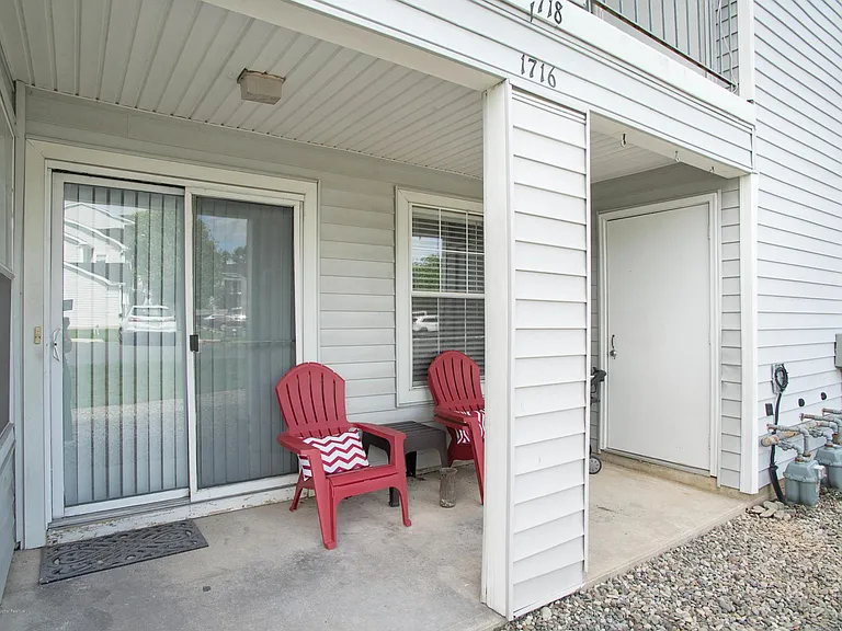 1716 Waters Edge Dr — Photo 4