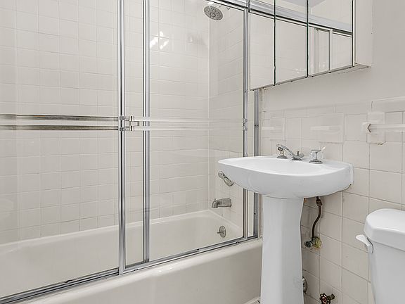 4th image of 1661 York Ave APT 1E