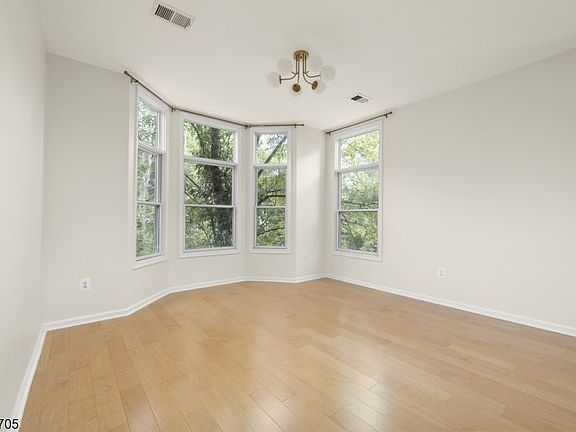 4th image of 618 Kensington Ln