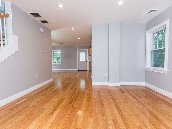 4th image of 80 Druid Hill Ave E