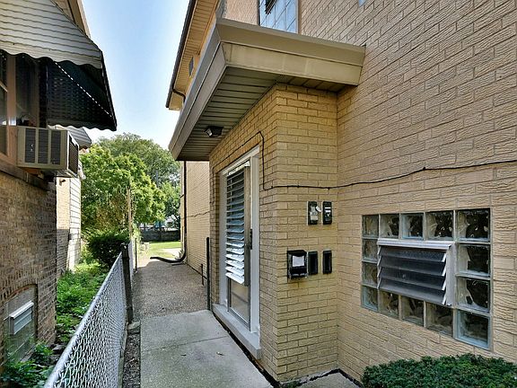 3rd image of 2425 N Nordica Ave