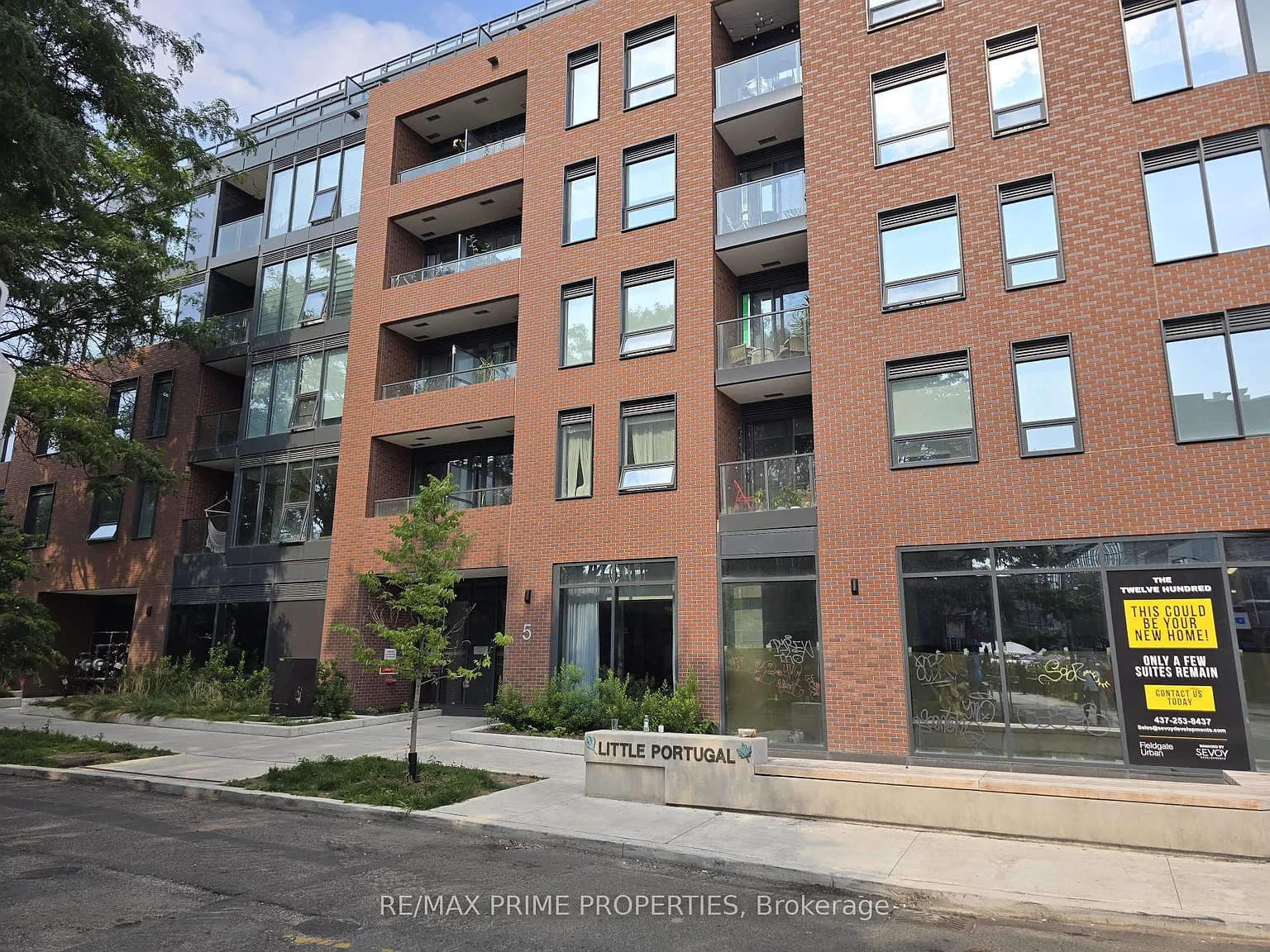 1200 Dundas — Photo 1