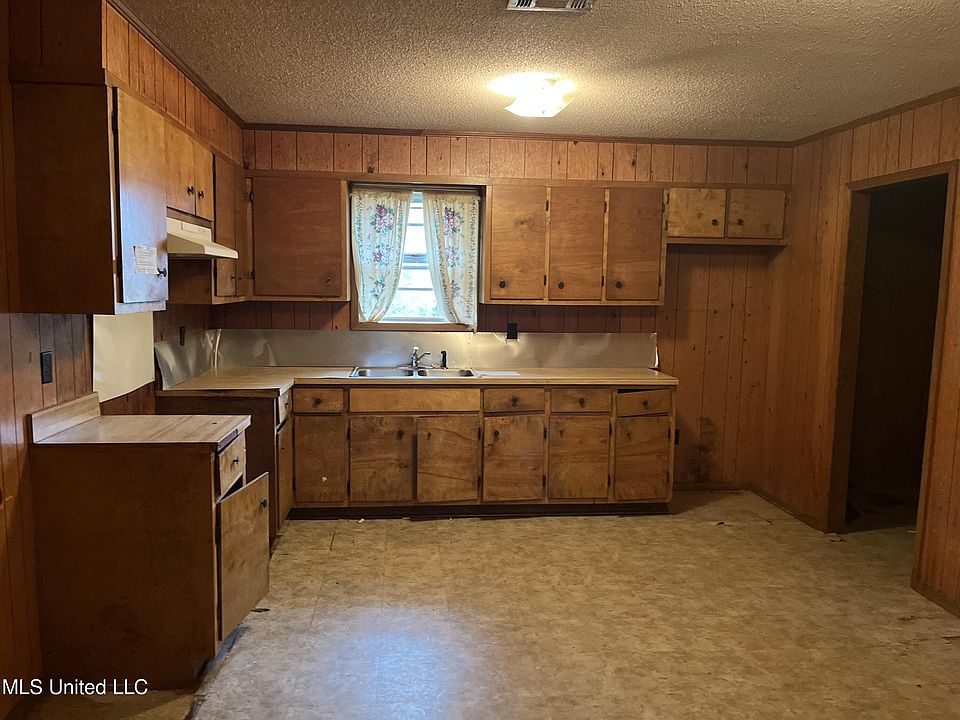 308 Martin Luther King St, Duck Hill, MS 38925 | Zillow