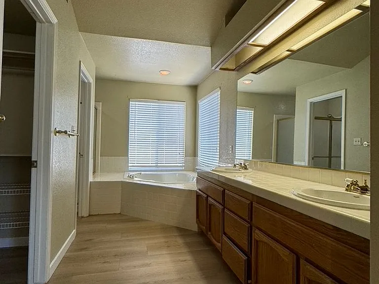 1820 Bayberry Ln — Photo 10
