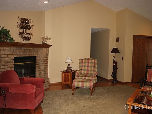 4th image of 4932 Oakway Ct NE
