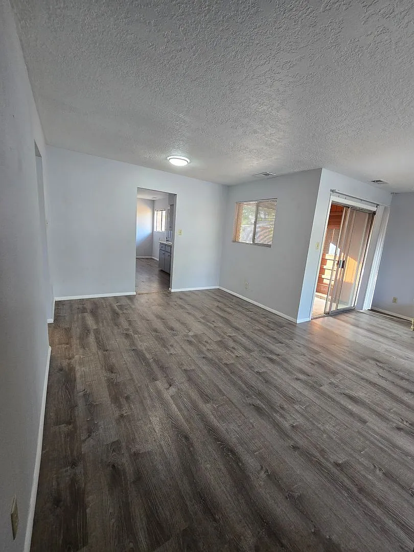 Coming Soon- 2 Bed, 1 Ba With Garage And Yard — Photo 4