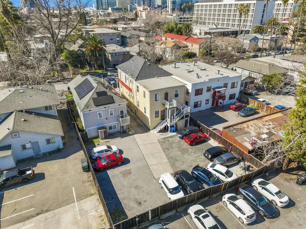 Building Photo - 468 S 6th St #3
