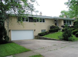 8655 Orchard Dr, Hickory Hills, IL 60457