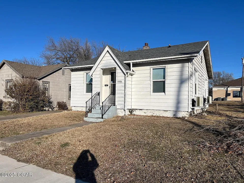 1921 Annie Baxter Ave